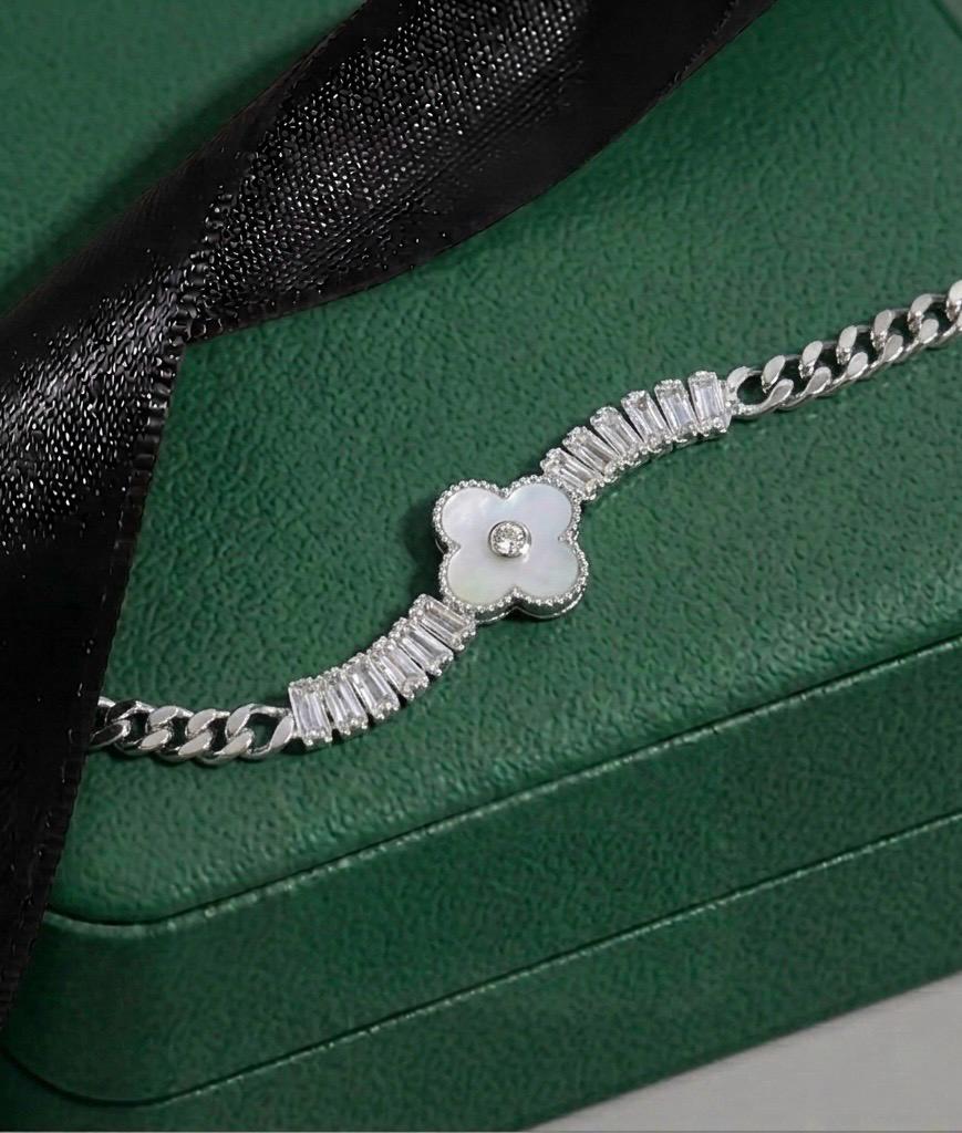 PULSEIRA CLOVER RADIANTE BRANCA