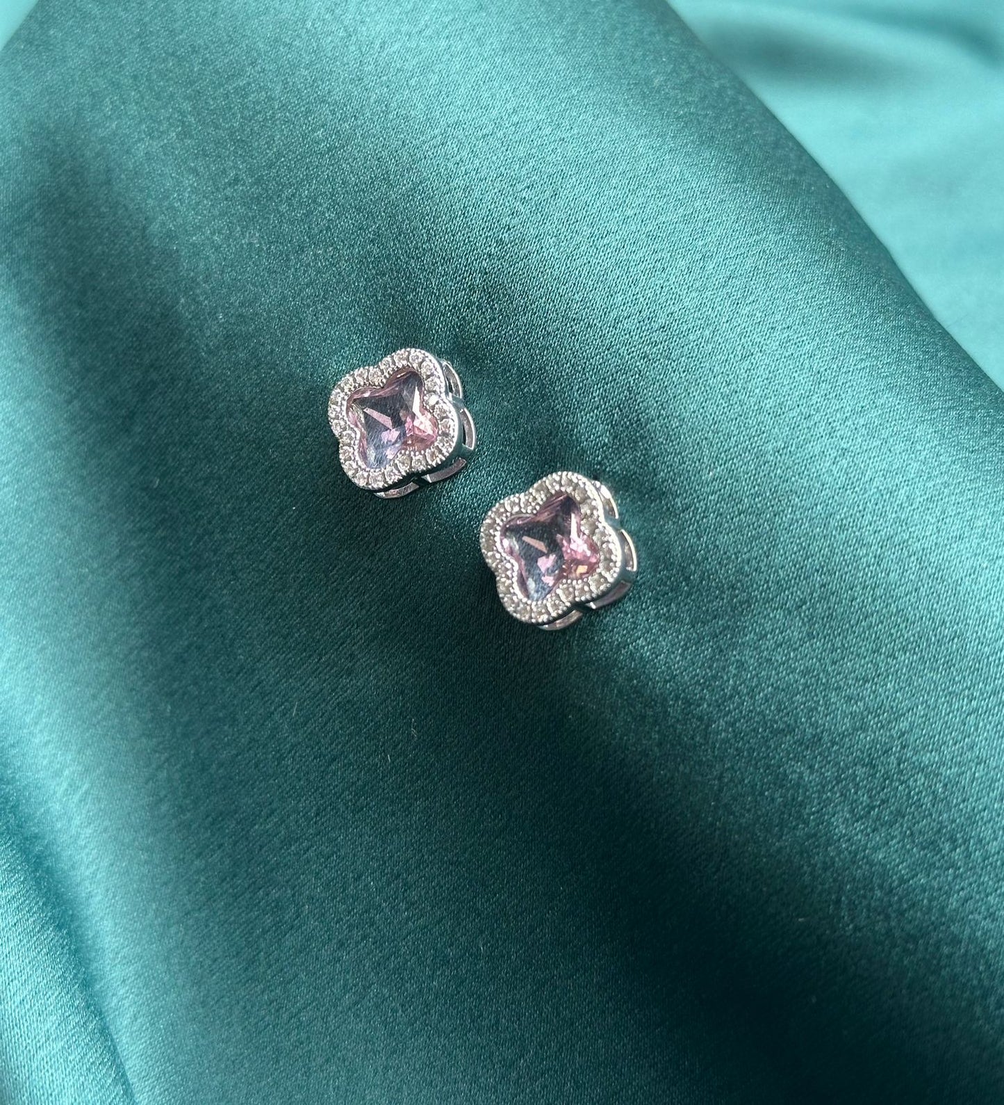 BRINCO TREVO RADIANTE QUARTZO ROSE