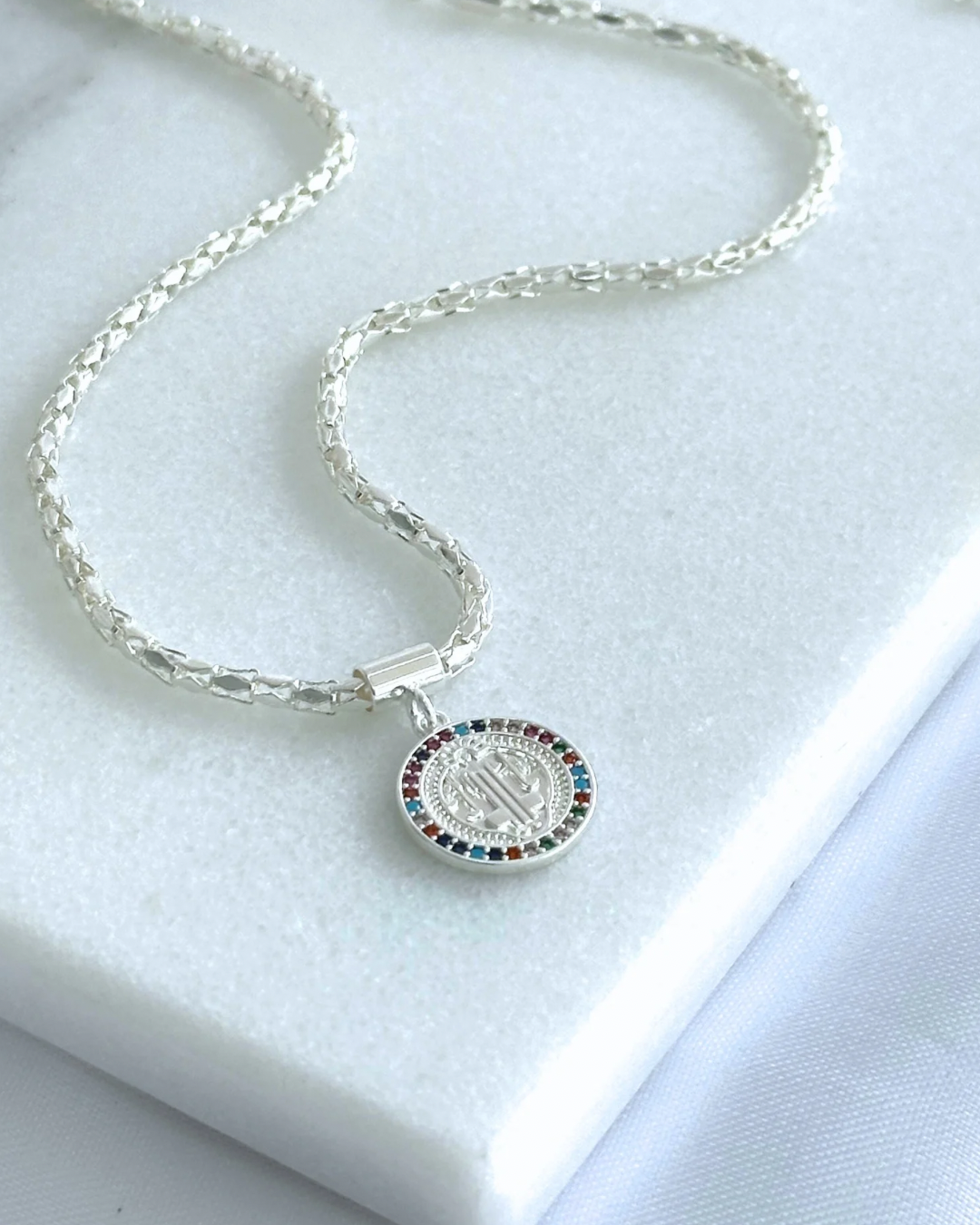 COLAR MEDALHA SAGRADA COLORIDA BANHADO A PRATA