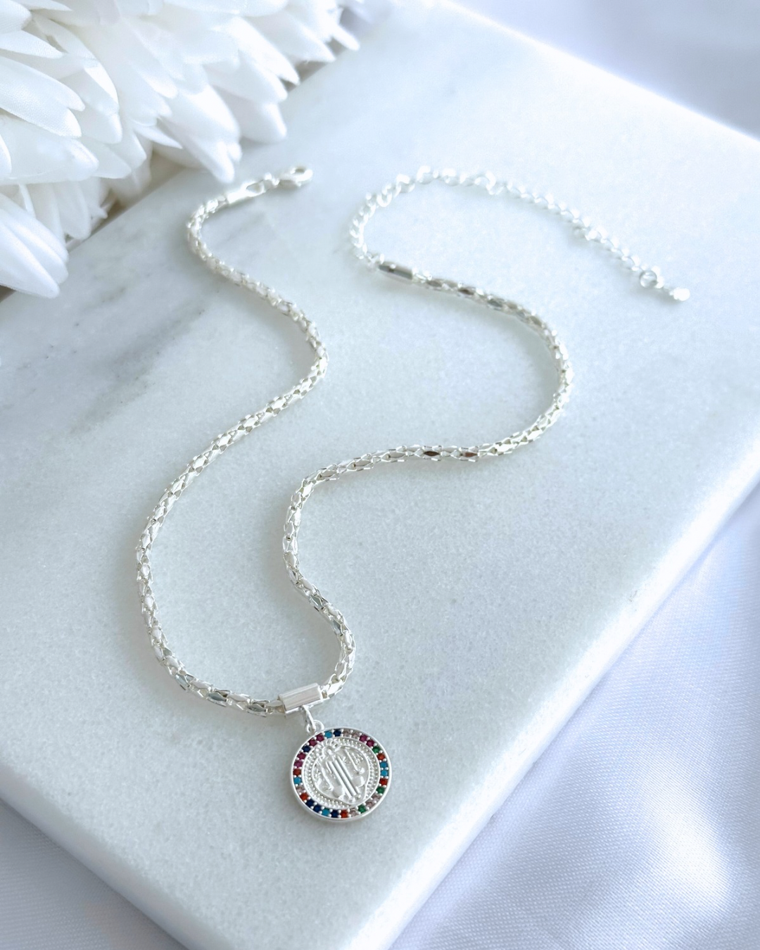 COLAR MEDALHA SAGRADA COLORIDA BANHADO A PRATA