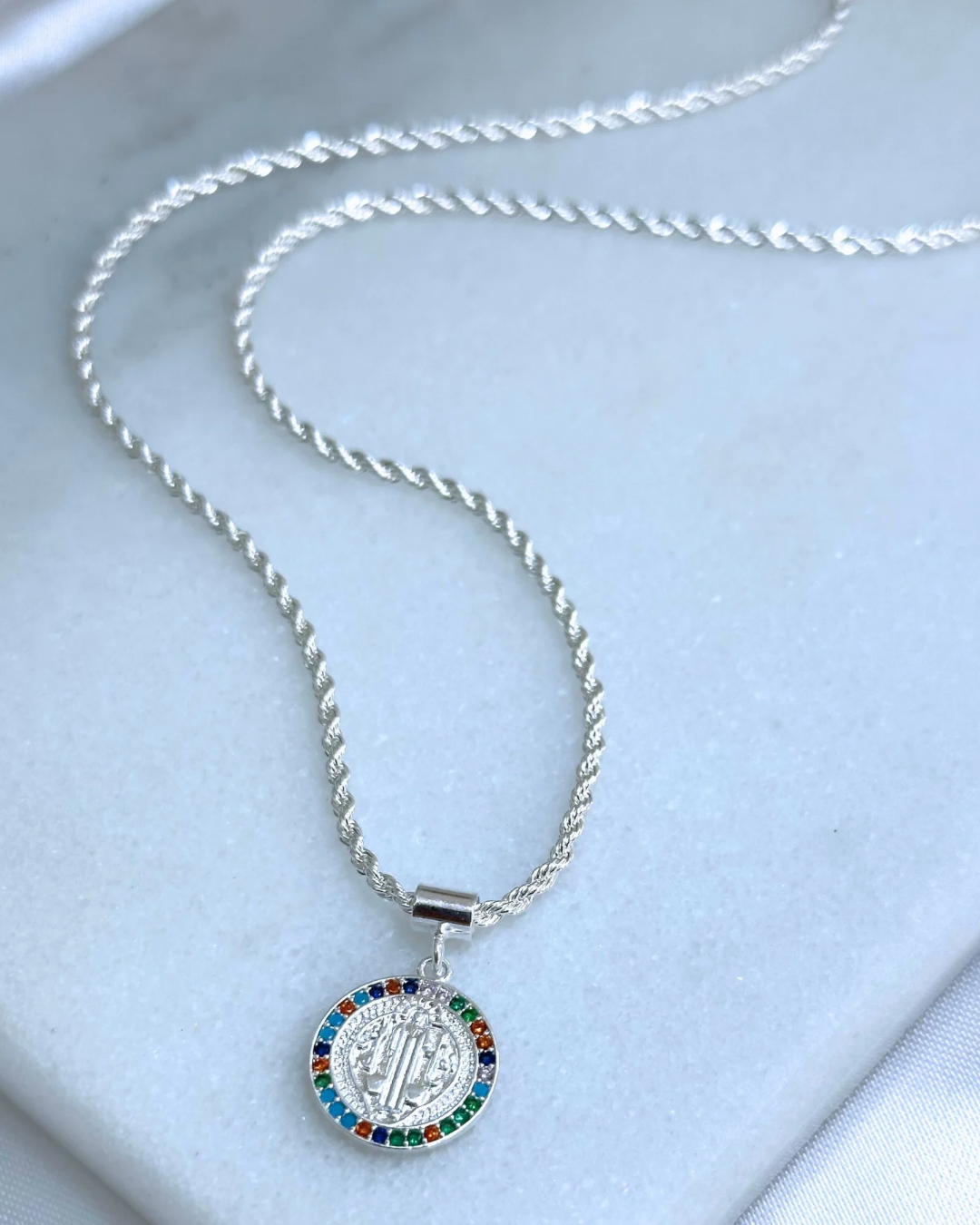 COLAR CÍRCULO DE LUZ BANHADO A PRATA